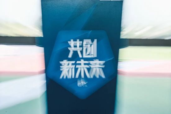在一片安好的森林里，在人类的行迹之下，遮蔽着一个朝气勃勃、热烈不凡的虫豸世界。一只瓢虫遭受森林各色虫类追逐，又闯进红黑蚂蚁的战争现场，切身见证一场虫豸界的“特洛伊攻城”。影片想象力天马行空，不竭抛出新的虫豸物种及各色设计感丰硕的道具，在银幕上走马不雅花，拙笨的蜘蛛、卖萌的瓢虫、精明的蚂蚁，轮流登场，教人琳琅满目。整部影片没有对白，以3D情势显现出虫豸王国的微不雅世界，动画与实景拍摄连系，缔造与好莱坞动画趣味年夜有分歧的法度动画年夜片。